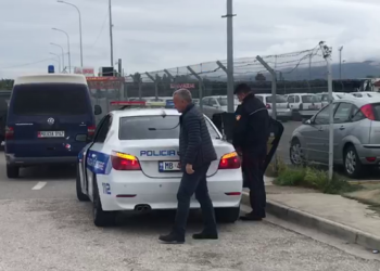 2-vjeçari holandez bie nga kati i tretë i hotelit në Rinas, dërgohet në spital