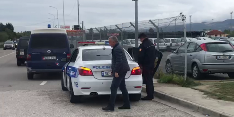 2-vjeçari holandez bie nga kati i tretë i hotelit në Rinas, dërgohet në spital