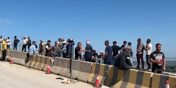 Banorët e Kaninës në protestë: Rama na thotë investoi në turizëm. A futet turisti në llamarina?