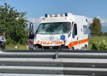 Përplaset kamioni dhe ambulanca në aksin Fier-Lushnjë, katër të plagosur