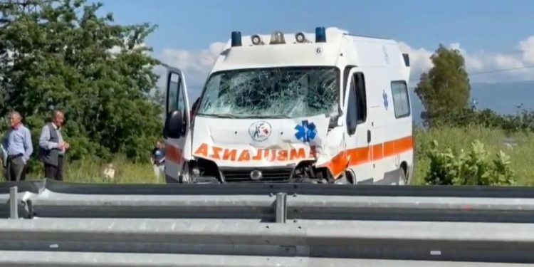 Përplaset kamioni dhe ambulanca në aksin Fier-Lushnjë, katër të plagosur