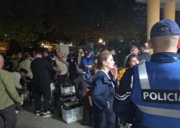 Nis dorëzimi i kutive të votimit për njësinë nr.5 në ambientet e shkollës 9-vjeçare ‘Vasil Shanto’