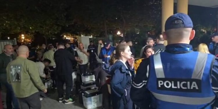 Nis dorëzimi i kutive të votimit për njësinë nr.5 në ambientet e shkollës 9-vjeçare ‘Vasil Shanto’