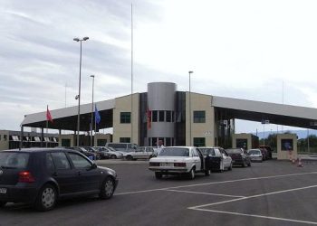 Tentuan të kalonin kufirin me dokumente të falsifikuara, arrestohen 3 persona në Qafë Thanë