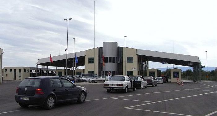 Tentuan të kalonin kufirin me dokumente të falsifikuara, arrestohen 3 persona në Qafë Thanë