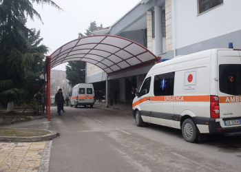 Vjedhje në spitalin e Korçës, grabitet infermieri dhe pacienti