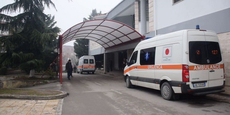 Vjedhje në spitalin e Korçës, grabitet infermieri dhe pacienti