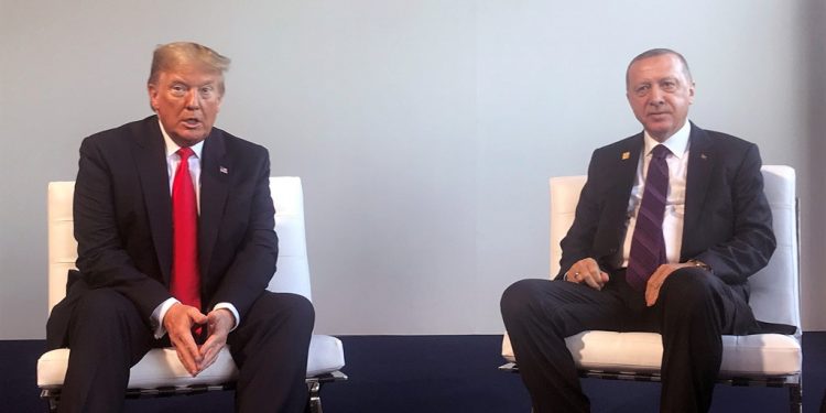 Trump telefonatë me Erdogan: Mezi pres të punojmë për t’i dhënë fund luftës qesharake mes Rusisë dhe Ukrainës