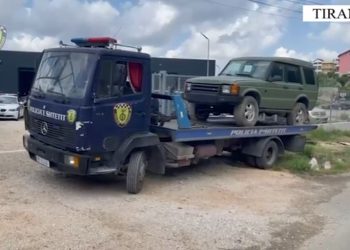  “Giro d’Italia”, Policia Rrugore heq me karrotrec mjetet e parkuara anës rrugës