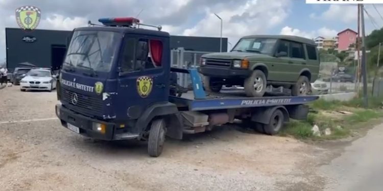  “Giro d’Italia”, Policia Rrugore heq me karrotrec mjetet e parkuara anës rrugës