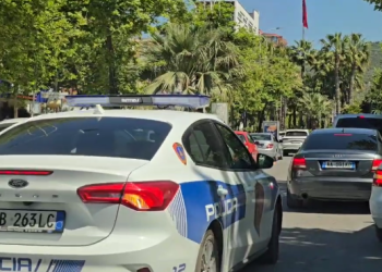 Aksident në Dibër/ I riu humb kontrollin mbi mjetin, plagoset oficeri i policisë