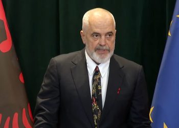 Rama batuta me gazetarët britanikë: Shijojeni motin shqiptar! Nëse bie shi, e keni fajin ju