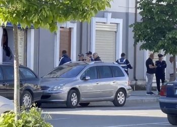 Vidhet gjatë natës selia e PD-së në Cërrik