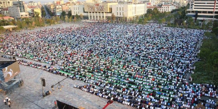 KMSH publikon agjendën: Falja e Kurban Bajramit në Bulevardin “Dëshmorët e Kombit”