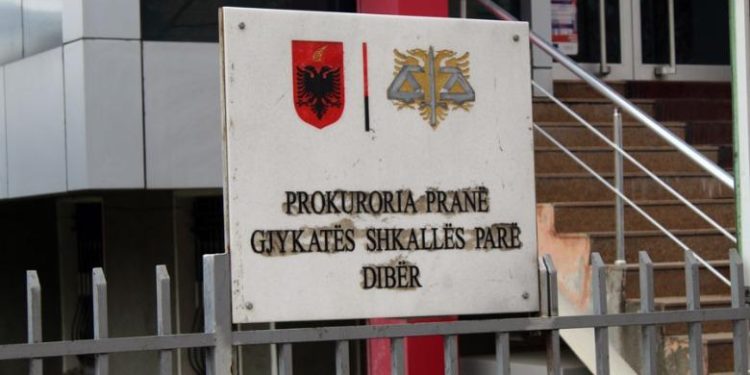 Zyrtari në Bulqizë godet me shuplakë shefen e Task Forcës së Ujësjellës-Kanalizimeve, përplasja për një karrige të dëmtuar