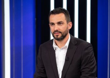 Lapaj si shprehja popullore “kalova lumin të dhj*fsh kalin”, ironizon votuesin. Qytetari i publikon bisedën