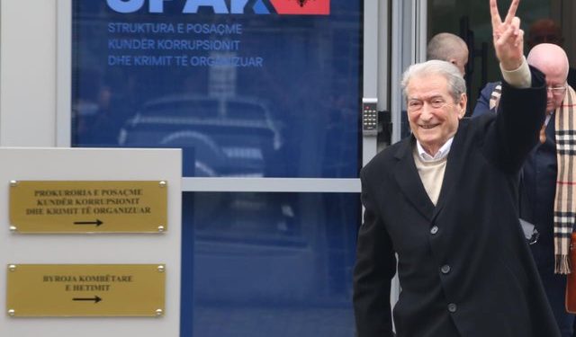 Berisha paraqitet sot në SPAK, demokratët mblidhen para Prokurorisë së Posaçme