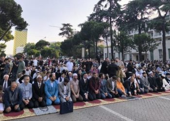 Festohet Kurban Bajrami, mijëra besimtarë falën namazin në bulevardin “Dëshmorët e Kombit”