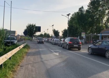 E diela sjell fluks të lartë pushuesish në bregdetin e Shëngjinit, trafiku rëndohet deri në Milot