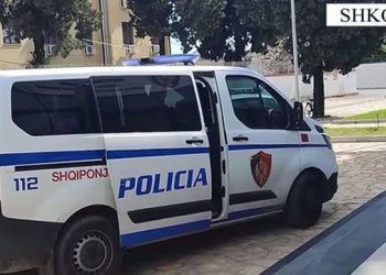 Iu gjetën 2 kallashnikovë në automjet, arrestohet 19-vjeçari i shpallur në kërkim nga GJKKO