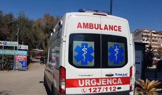 Tragjike në Fier, 28-vjeçari gjendet i pajetë në oborrin e banesës