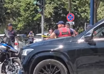 Tiranë/ Po lëviznin me monopatina, makina përplas tre fëmijë