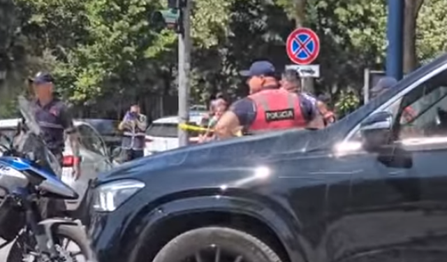 Tiranë/ Po lëviznin me monopatina, makina përplas tre fëmijë