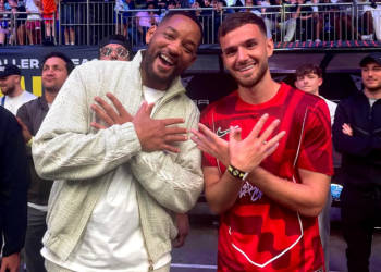 Will Smith pozon krah futbollistit shqiptar duke bërë shqiponjën dykrenare