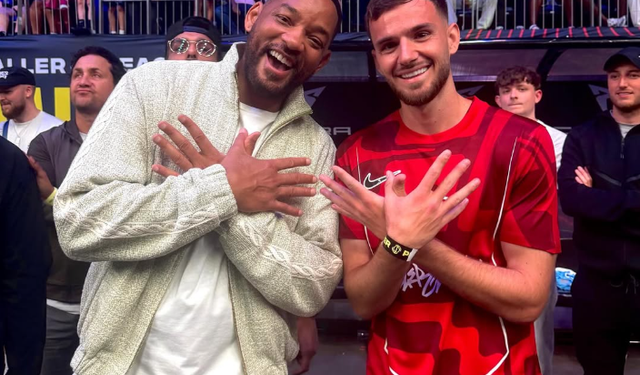 Will Smith pozon krah futbollistit shqiptar duke bërë shqiponjën dykrenare