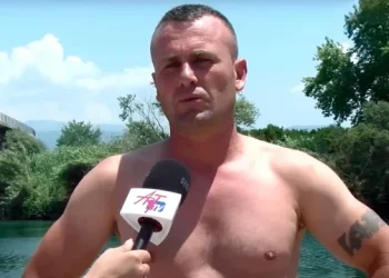 U hodh në lumë për të shpëtuar dy të miturit nga mbytja, Greqia i jep nënshtetësinë shqiptarit