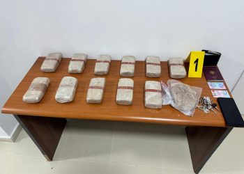 6 kg heroinë! Arrestohen 4 punonjës policie të kufirit në Kapshticë, pranga dhe drejtuesit të automjetit
