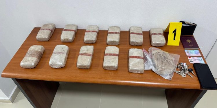 6 kg heroinë! Arrestohen 4 punonjës policie të kufirit në Kapshticë, pranga dhe drejtuesit të automjetit