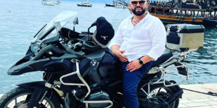 “Sandri i Botoksit”, drejtori i policisë bashkiake që zbukuroi veten dhe shëmtoi Sarandën dhe Ksamilin