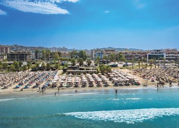 Shpopullimi i vendit/ Turistëve nuk ka kush t’u shërbejë!