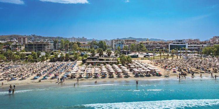 Shpopullimi i vendit/ Turistëve nuk ka kush t’u shërbejë!