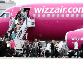 Tjetër SKANDAL! Avion me probleme teknike, Wizz Air mban “peng” 30 orë pasagjerët