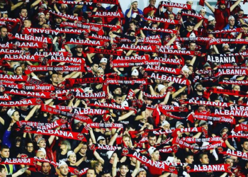 “Biletat shkojnë deri në 1000 euro”, Tifozat Kuq e Zi: Nuk do jemi në stadium! Jo të gjithë jemi milionerë si Duka