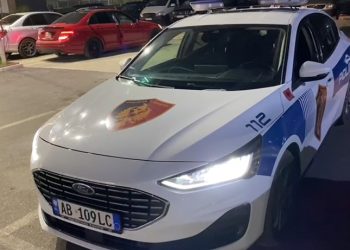 Vodhën sende me vlerë, USB dhe dokumente në një banesë në zonë e “Zogut të Zi”, arrestohen dy prej autorëve të dyshuar