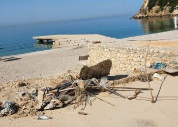 Livadhi i Himarës në kaos: Mbeturina, betonizim dhe mungesë shërbimesh, ndërsa sezoni turistik ka nisur