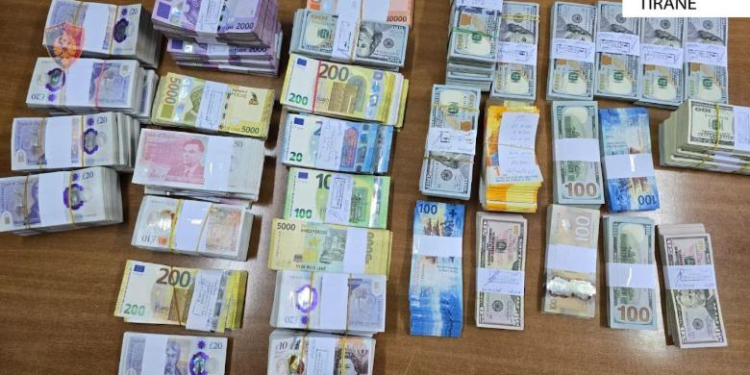 Policia zbulon ‘exchange’-in e fajdeve në Tiranë, në hetim pronarja 72-vjeçare! Sekuestrohen 500 mijë euro