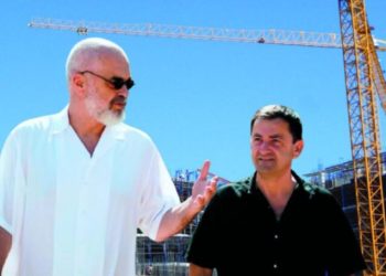 Himara nën thundrën e betonit masiv, Vangjel Tavo rrit lartësinë e ndërtimeve, bregdeti kthehet në kantier