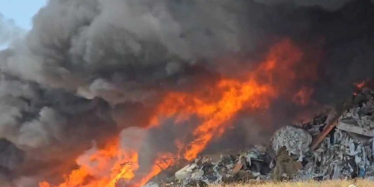 Vlora pushtohet nga tymi/ Zjarr masiv në fushën e grumbullimit të mbetjeve