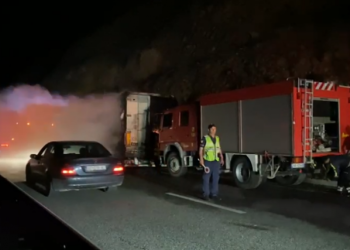 Kamioni përfshihet nga flakët në ‘Rrugën e Kombit’, shpëton shoferi