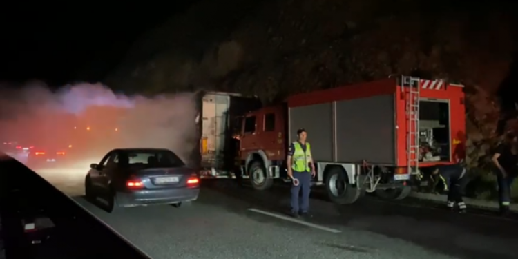 Kamioni përfshihet nga flakët në ‘Rrugën e Kombit’, shpëton shoferi