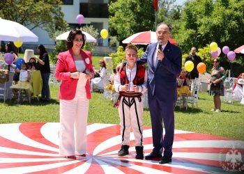 “Kam në zemër shqiptarinë”, Presidenti Begaj dhe Zonja e Parë festojnë 1 Qershorin me fëmijë nga të gjitha trevat shqiptare