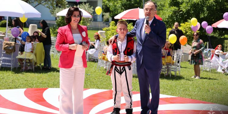“Kam në zemër shqiptarinë”, Presidenti Begaj dhe Zonja e Parë festojnë 1 Qershorin me fëmijë nga të gjitha trevat shqiptare