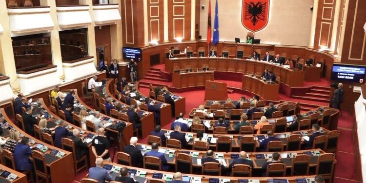 Sot Kuvendi mblidhet në seancë plenare, çfarë pritet të diskutohet/ Axhenda