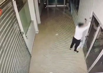 Vodhi çantat e punonjësve në spital, arrestohet 40-vjeçari