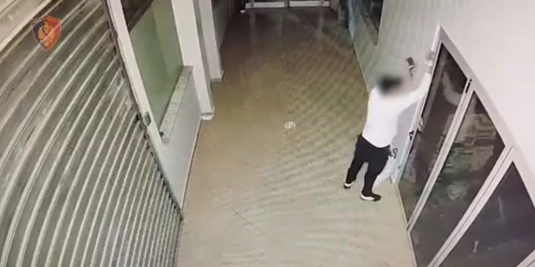 Vodhi çantat e punonjësve në spital, arrestohet 40-vjeçari