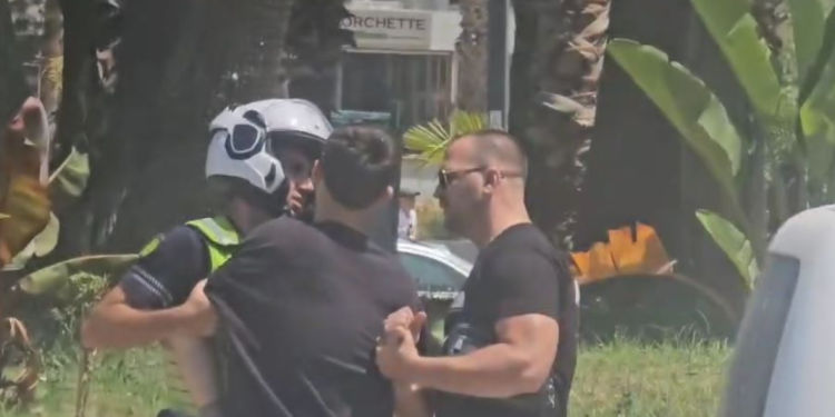 VIDEO – Momenti kur shoferi i Benzit në Vlorë përplas disa herë qëllimisht makinën tjetër
